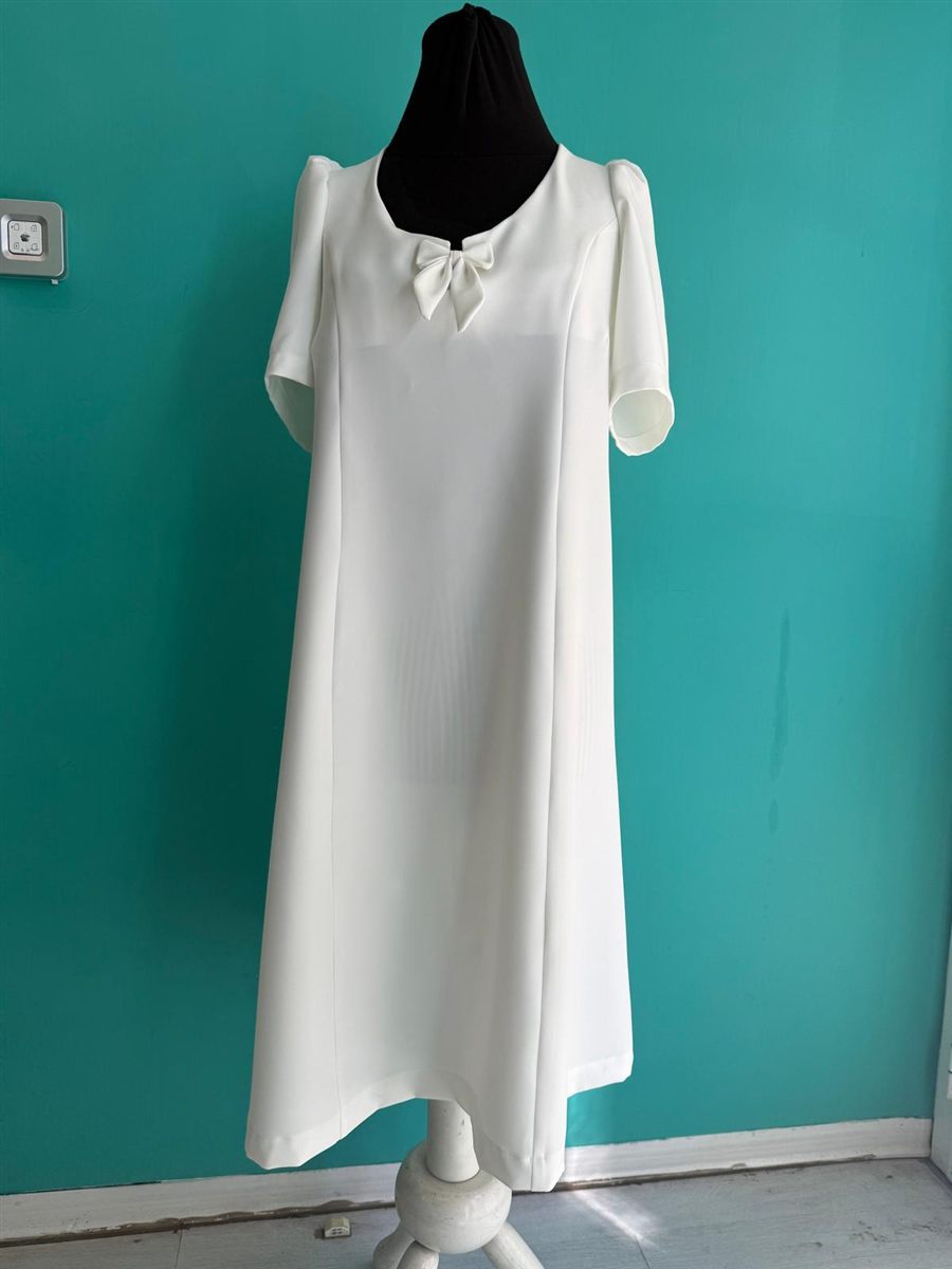 Abito bianco con fiocco al collo su manichino — Sartoria Bea Roma