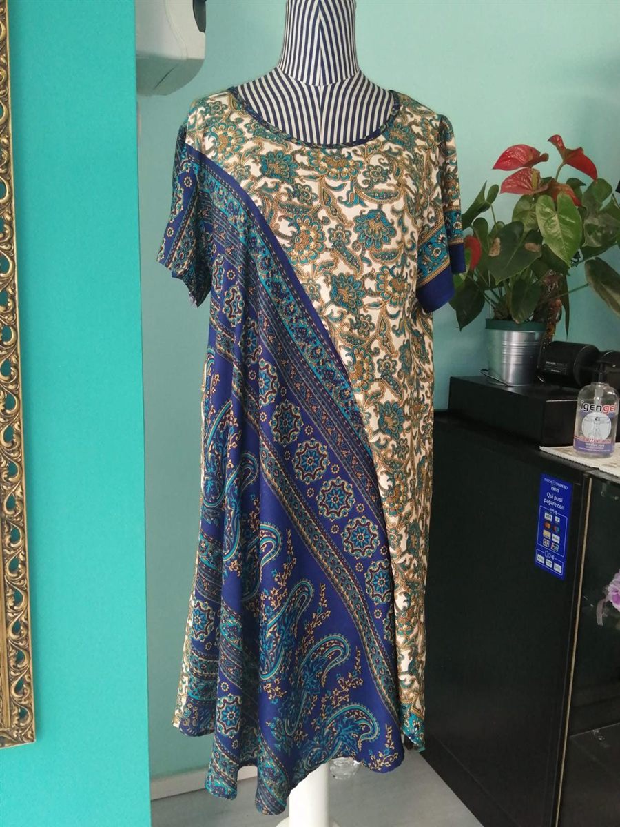 Abito estivo in fantasia paisley blu e oro — creazione sartoriale